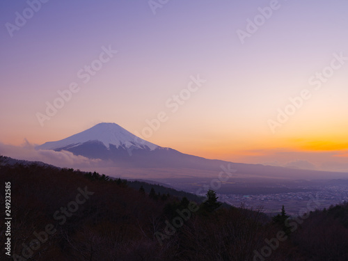 忍野村二十曲がり峠からの夕暮れ時の富士山 © akira1201