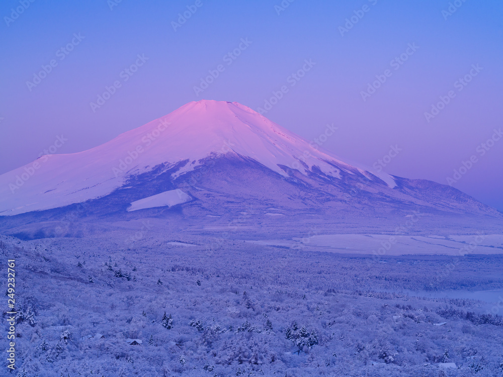雪景色の夜明け前の富士山