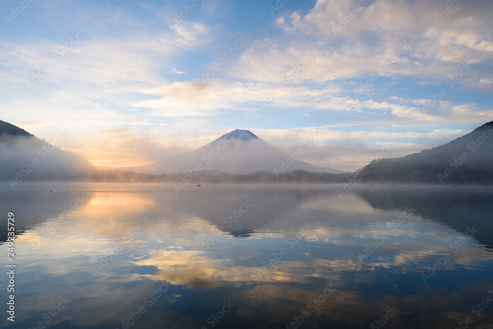 朝靄がたちこめる早朝の富士山と精進湖 朝靄がたちこめる早朝の富士山と精進湖