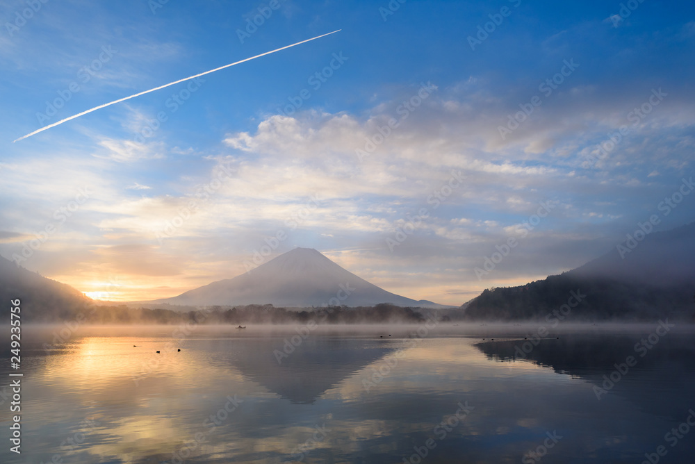 朝靄がたちこめる早朝の富士山と精進湖
