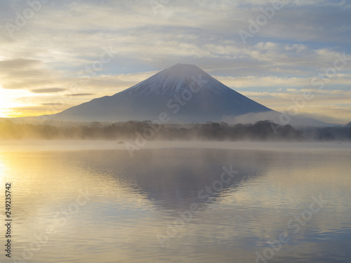 Fototapeta Naklejka Na Ścianę i Meble -  朝靄がたちこめる早朝の富士山と精進湖