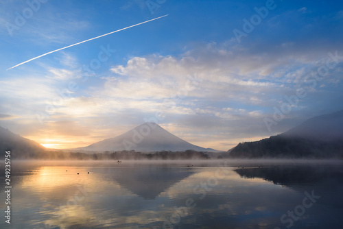 朝靄がたちこめる早朝の富士山と精進湖 © akira1201