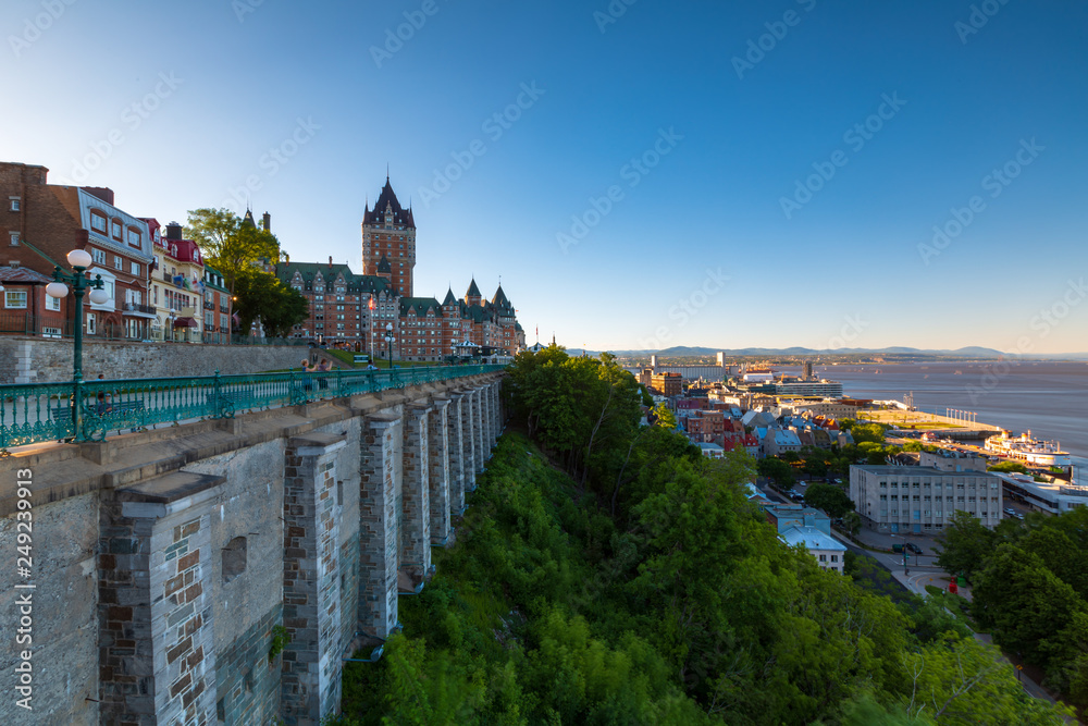 Fototapeta premium Frontenac Castle and Dufferin Terrace - Quebec City, Quebec, Canada