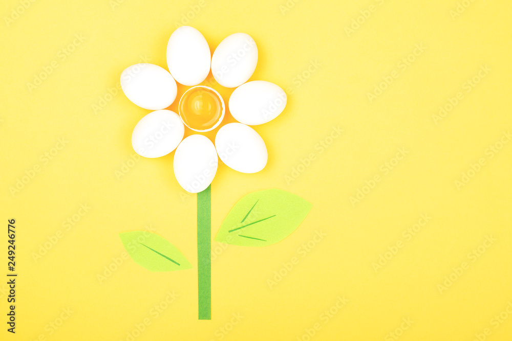 Naklejka premium Eggs on yellow background