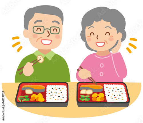 お弁当を食べる年配の男女