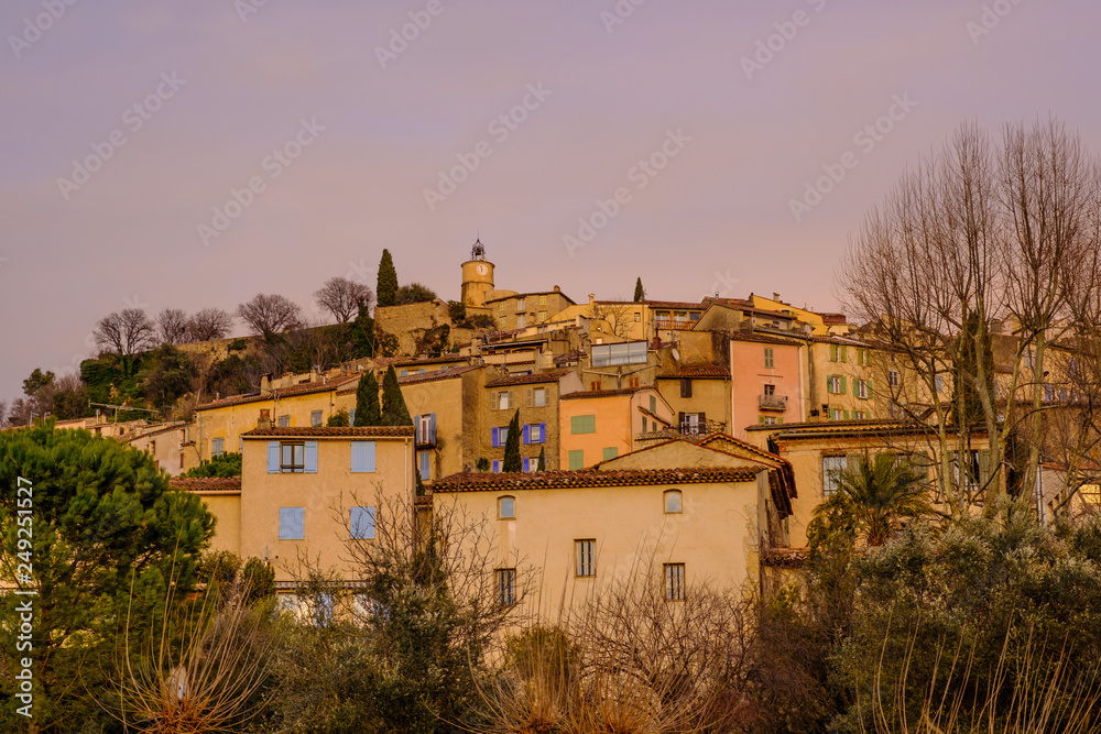 Vue panoramique sur le village Fayence, sud de France. Coucher de soleil.