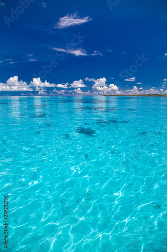 青く透明な南国の海 © Atsushi