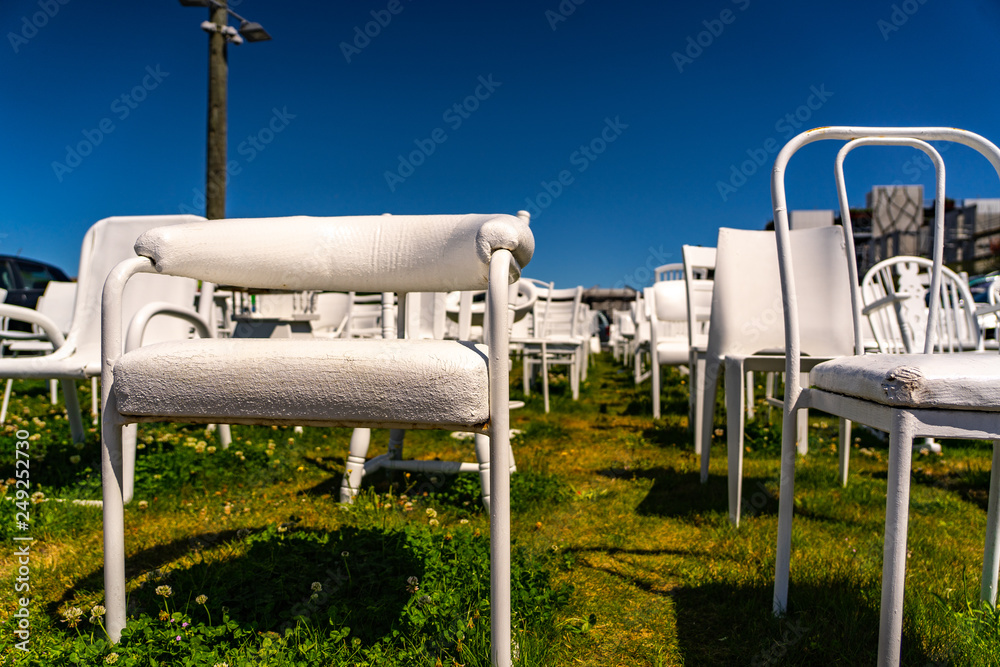 Fotografia do Stock An installation of empty white chairs constitutes