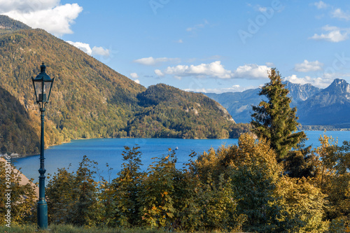 Fototapeta Naklejka Na Ścianę i Meble -  Blick auf den Wolfgangsee im Herbst, Österreich