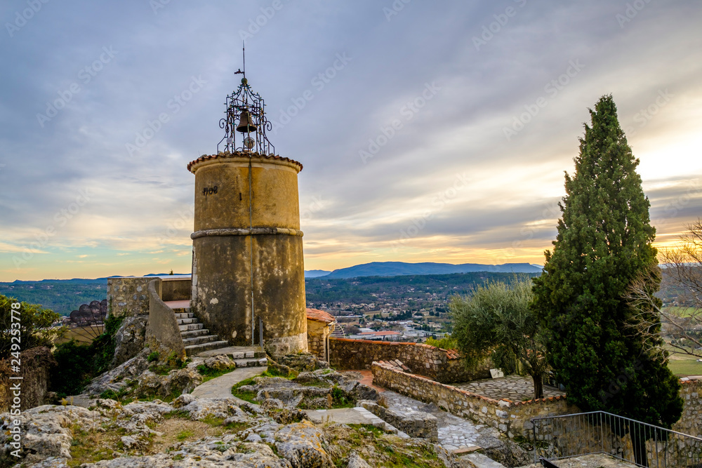 Vue la tour beffroi et panorama depuis le sommet de village Fayence. Sud de France.