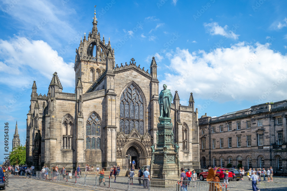 Fototapeta premium St Giles Cathedral on Royal Mile in edinburgh