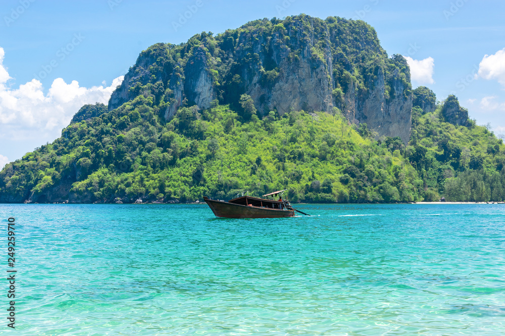 Obraz premium A Thai long tail boat on the beach of Andaman sea located at Krabi near Phuket, Thailand