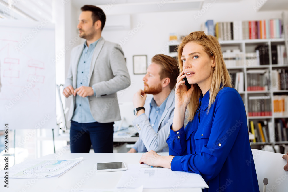 Obraz premium Businesswoman working in busy office