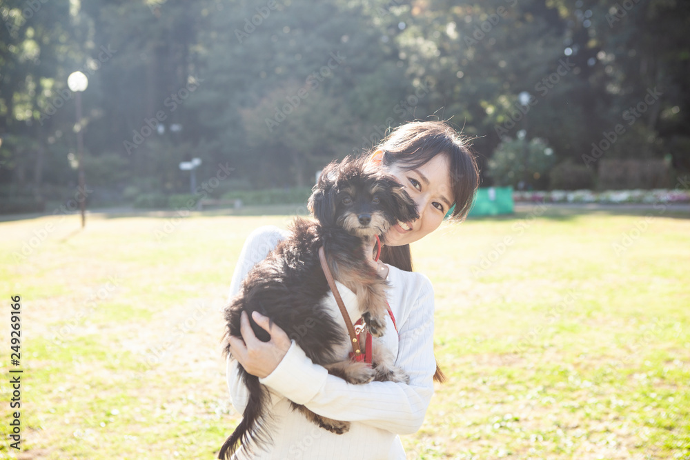 愛犬と飼い主の女性のポートレート 愛犬と飼い主の女性のポートレート