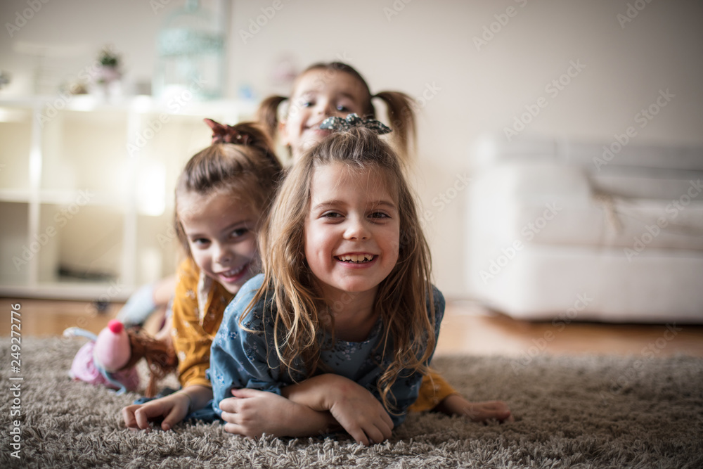 Φωτογραφία The oldest sister always takes care of the young.