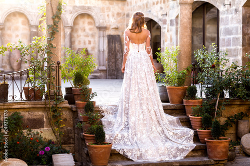 Foto Beautiful bride posing on stairs of old building in Turkey