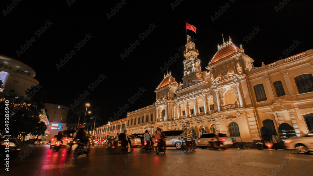 Fototapeta premium 人民委員会庁舎 ホーチミン ベトナム ライトアップ