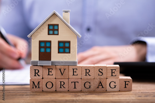Foto Reverse Mortgage In Front Of Businessman