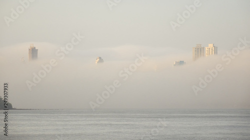Nebelschleier am Morgen über dem Strandresort Balneario Camboriu photo