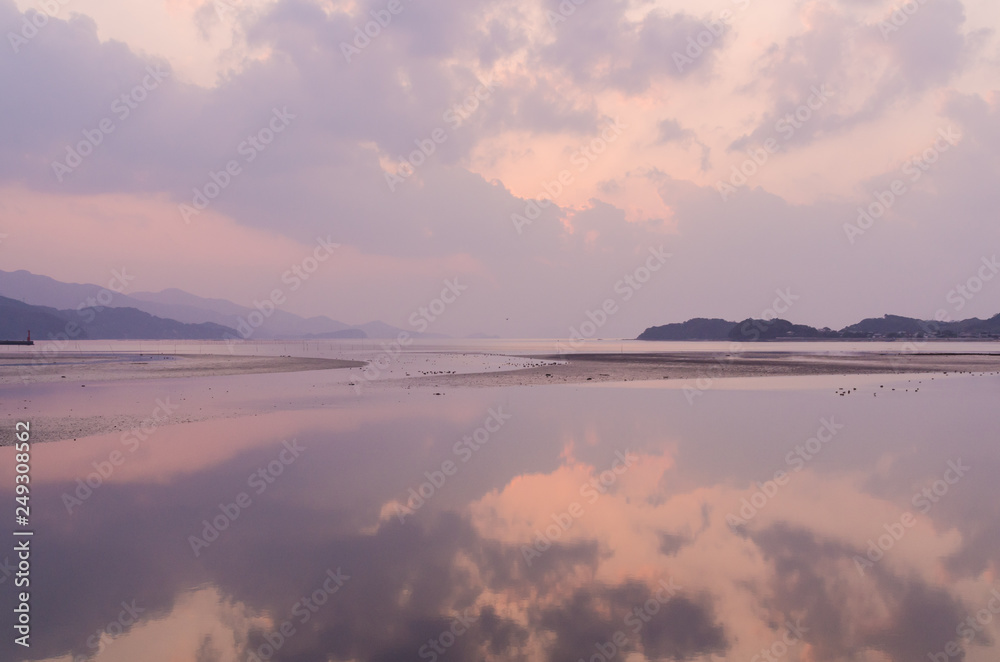 糸島淡い夕方の海の風景