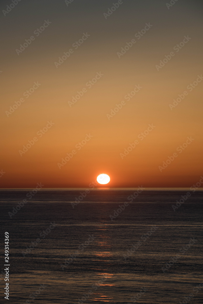 静かな海に沈む夕陽 静かな海に沈む夕陽