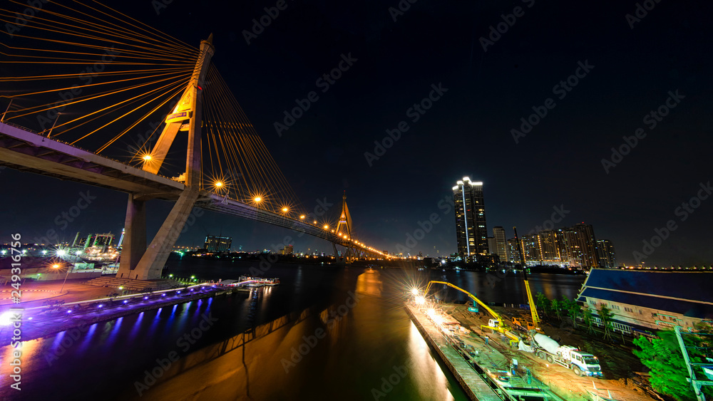 Obraz premium Panorama mostu Bhumibol w nocy w Bangkoku w Tajlandii.
