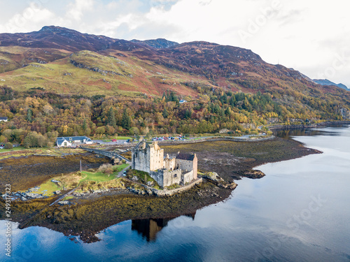Foto Aerial view of the historic Eilean Donan Castle by Dornie in autumn, Scotland