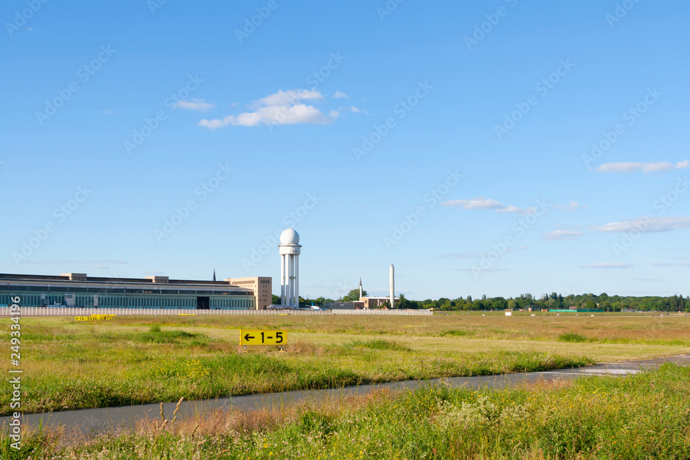 Tempelhofer Feld mit Hangar und radarturm