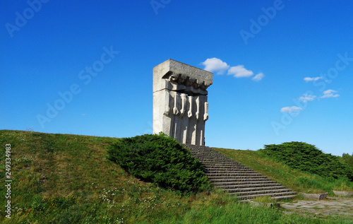 Monumento dei cuori strappati photo