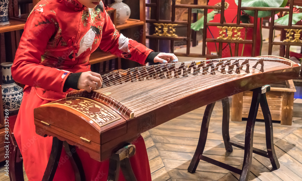 Women are playing zither, Chinese instruments foto de Stock | Adobe Stock