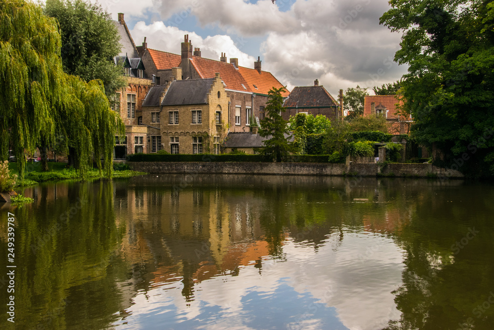 Vistas en un lago de Brujas, Bélgica