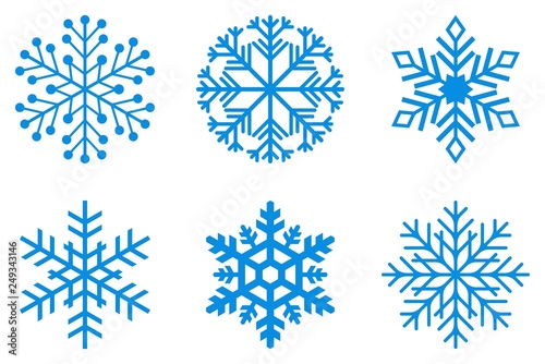 von eisblauen Frostigen Schneeflocken auf einem isolierten weißen Hintergrund.