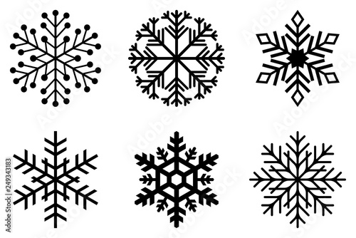 von schwarzen Frostigen Schneeflocken auf einem isolierten weißen Hintergrund.