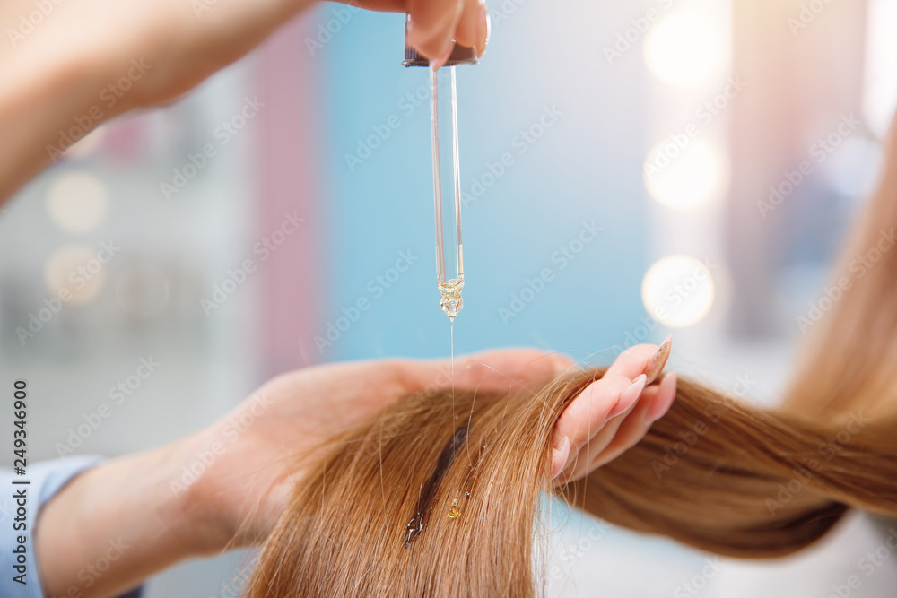 Fototapeta premium Olejowanie, ochrona, pielęgnacja i odbudowa włosów