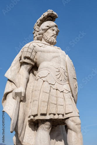 Guerriero romano o greco con elmo e spada