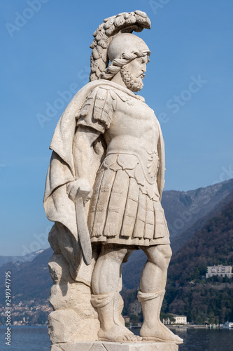 Antica statua di guerriero romano o greco