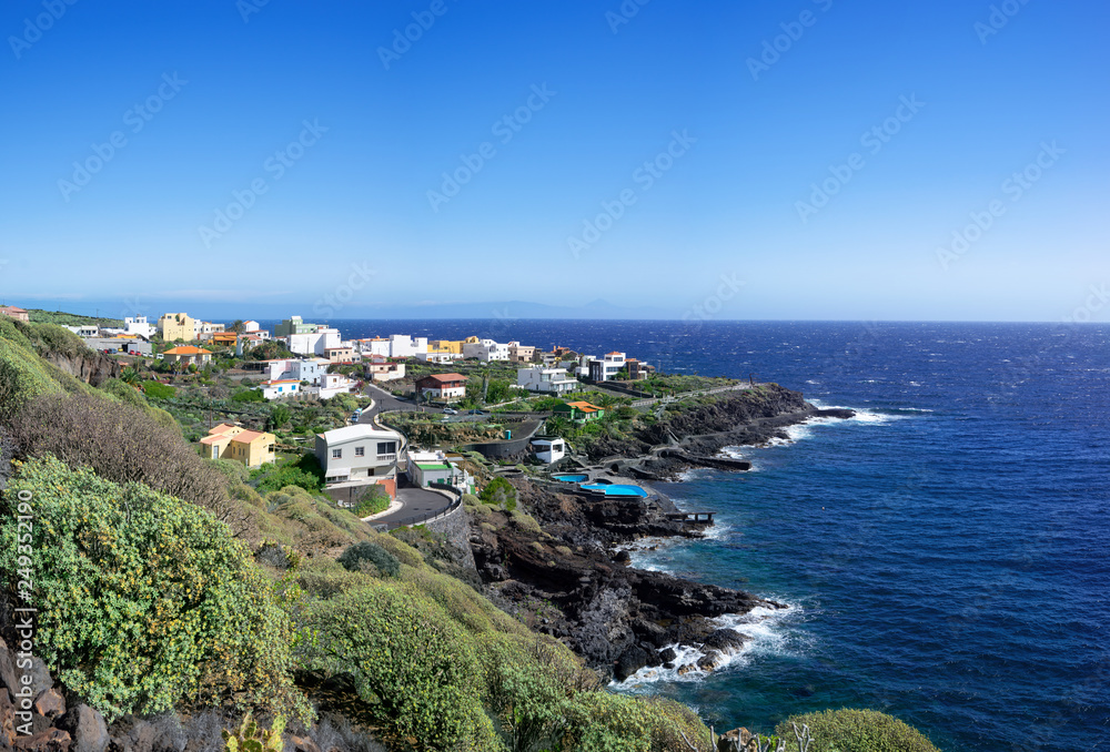Blick auf den Ort La Caleta auf der Insel El Hierro, Kanarische Inseln, Spanien