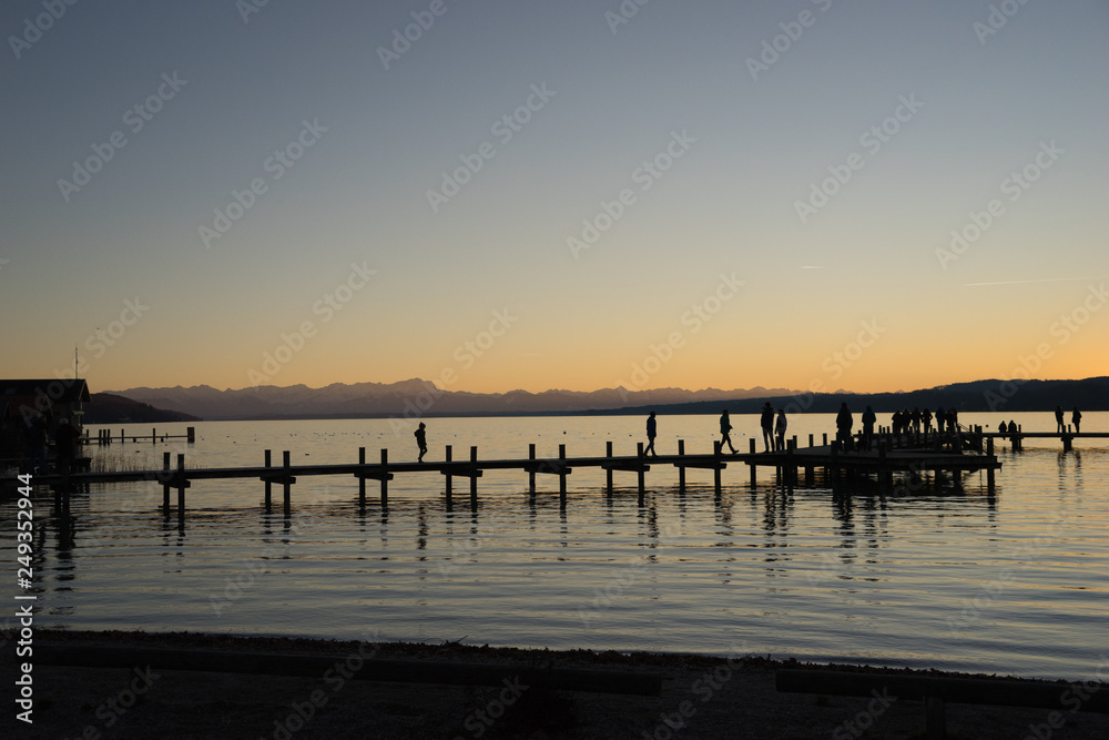 Sonnenuntergang am Starnberger See im Winter