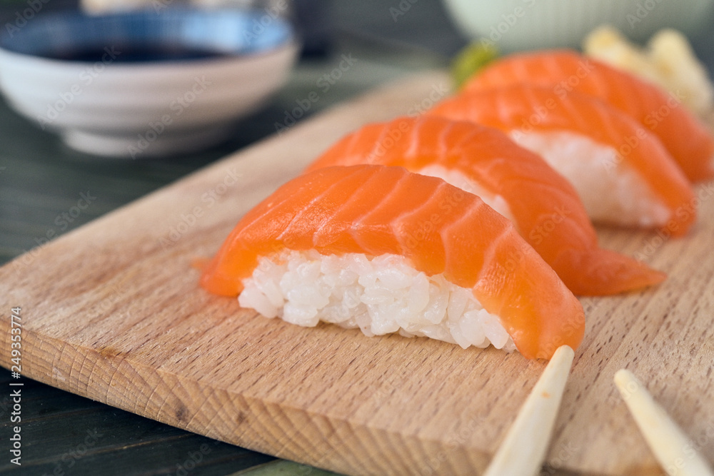 Sushi Lachs Nigiri auf einem Holzbrett Sushi Lachs Nigiri auf einem Holzbrett