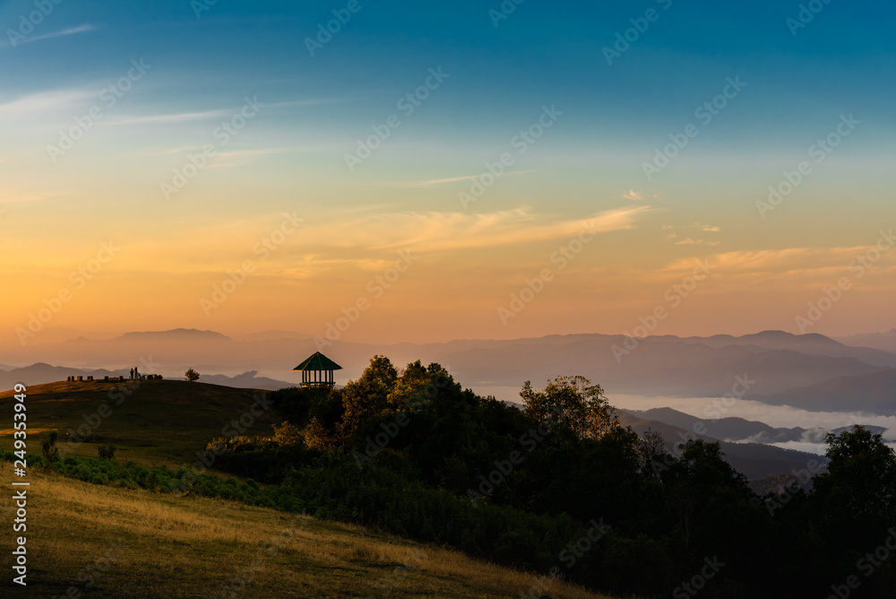 Obraz premium Landscape images of the light from evening sun shines on the high mountain, and dense white fog, Which is a tourist attraction in Thailand. to travel concept.