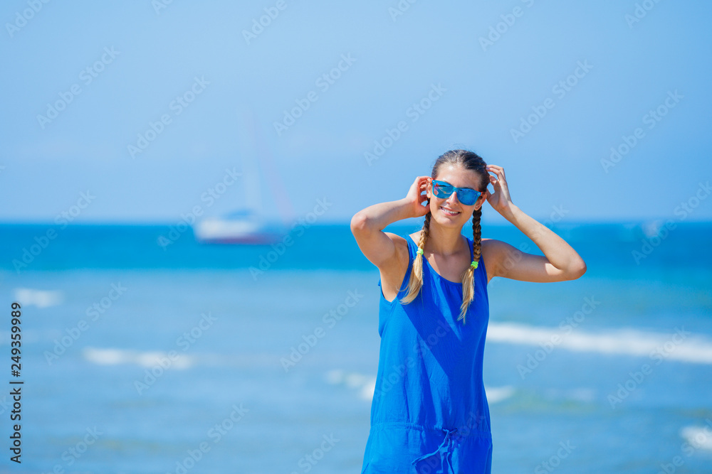 Obraz premium Girl having fun on the tropical beach