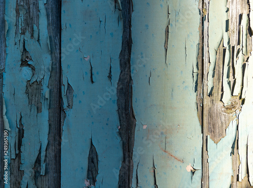 Φωτογραφία An old wooden door with the paint flaking off