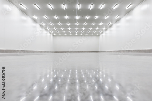 Foto New Warehouse or new freezing room in the warehouse