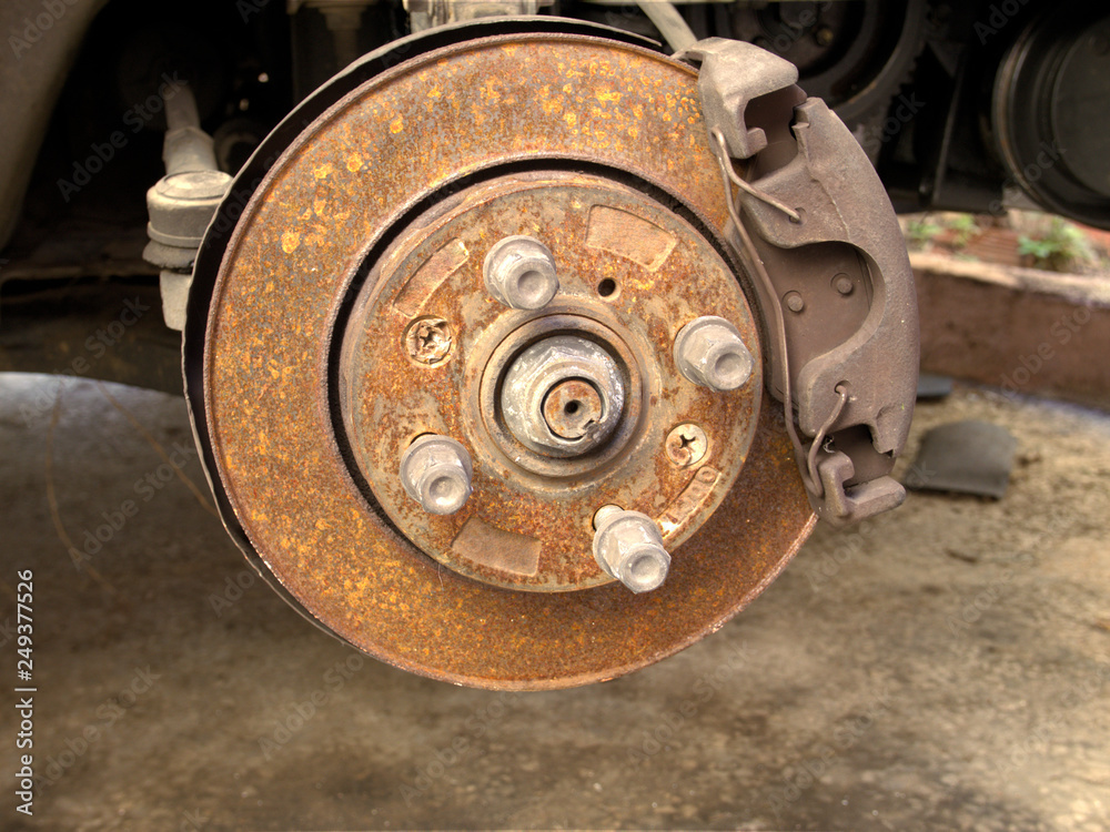 Rusty front car disc brakes, need replace