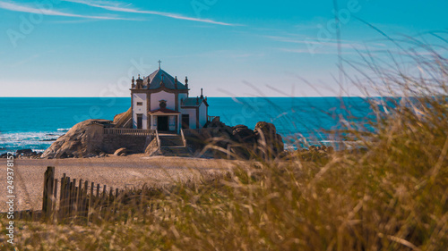 Obraz na plátně Chappel on the beach in Matosinhos (Porto, Portugal)