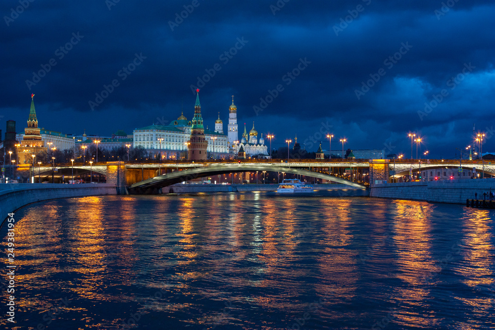 night view of kremlin and river in moscow russia, ночной вид на кремль с включенной подсветкой
