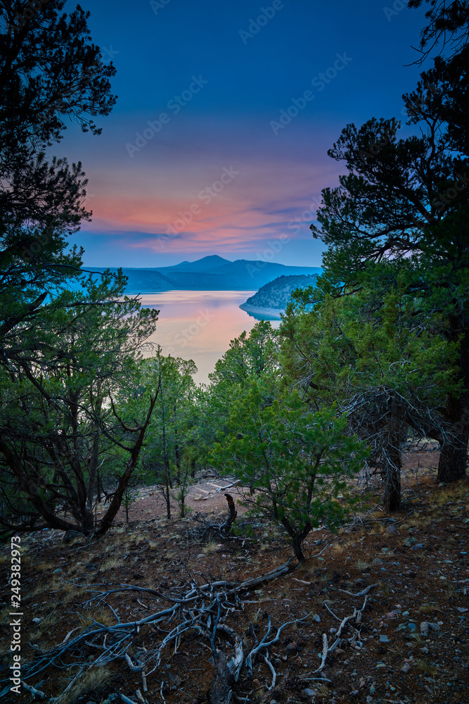 Obraz premium Dusk Over Ridgway Reservoir