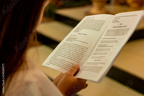 Criança segurando livro // Child holding book