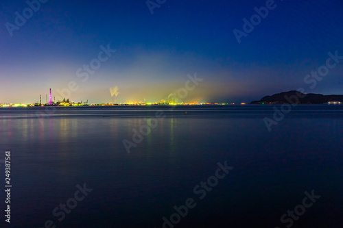 関門海峡と遠くの工場夜景