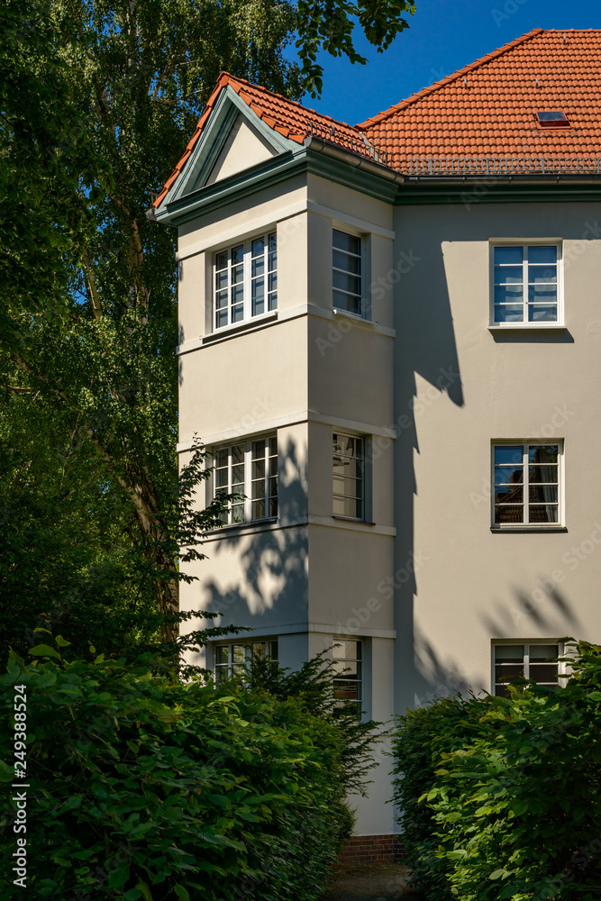 Reformarchitektur im Grünen: Haus mit Eckrisalit in der denkmalgeschützten Berliner Reformarchitektur im Grünen: Haus mit Eckrisalit in der denkmalgeschützten Berliner